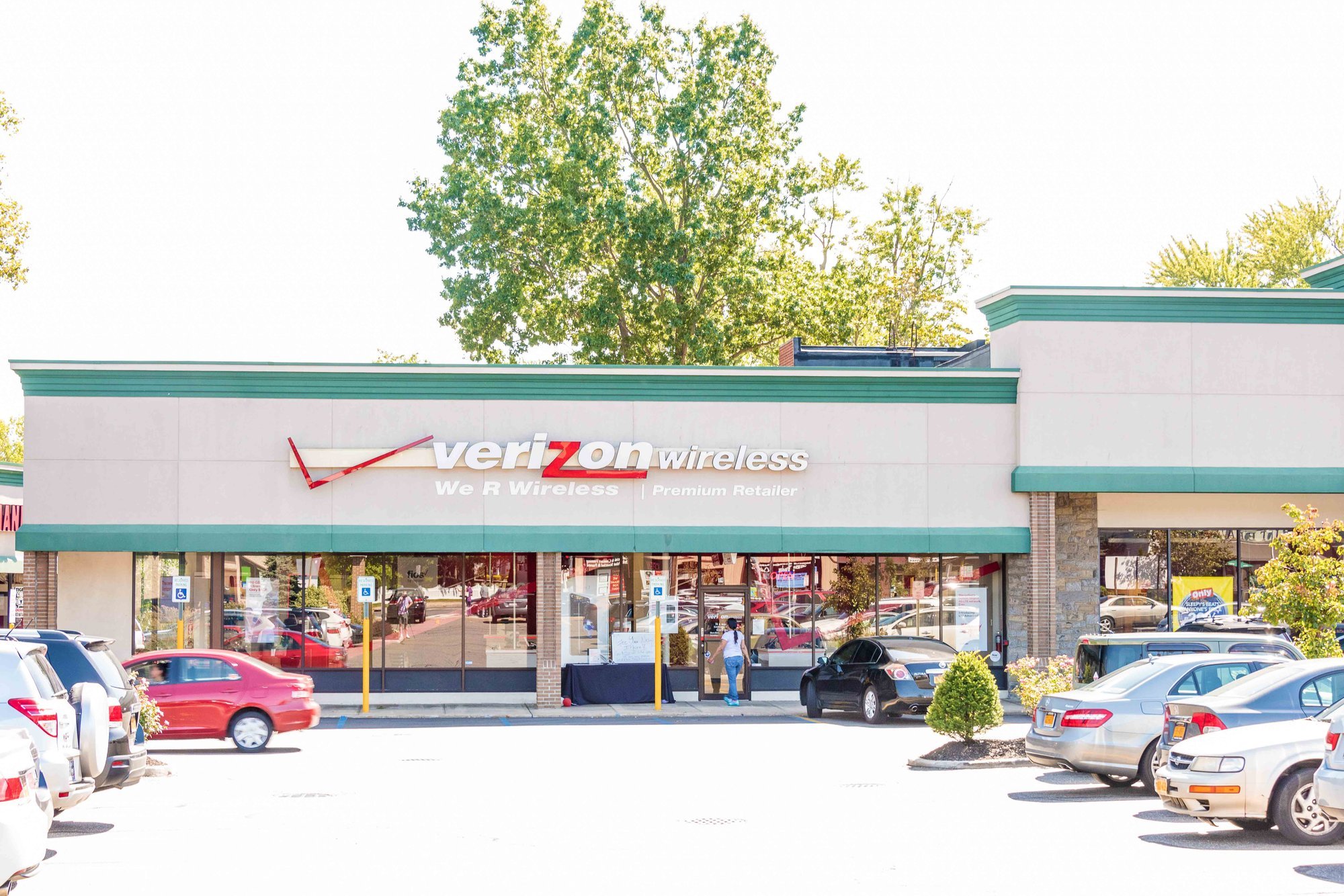 A Vorz Blinds storefront.