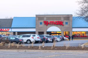 Vi-Frizzi store exterior with parking lot.